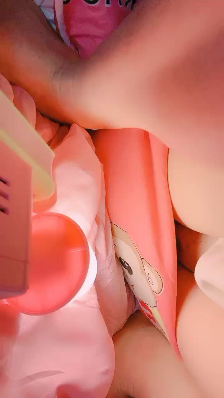 【小小年纪还挺骚】双马尾02年温州小萝莉，没穿内裤，小穴嫩的出水，假屌捅了几下就流出淫水，撩起衣服看白嫩小奶子