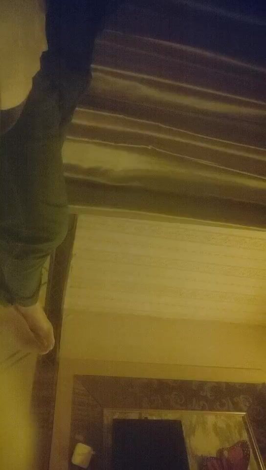 2022-3-20【搞沐足女技师】老哥就喜欢玩真实刺激，起先还反抗金钱诱惑，骑在身上按摩，摸摸搞搞揉屁股，拨开内裤