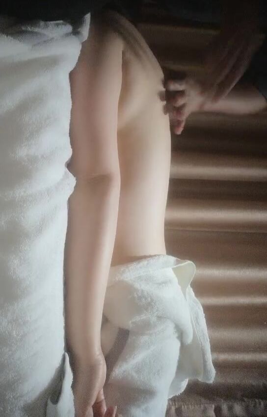 2022-03-25【女子保健】SPA养生馆，偷拍女客人按摩服务，精油推屁股，特写视角金手指扣穴，按摩床上来一发