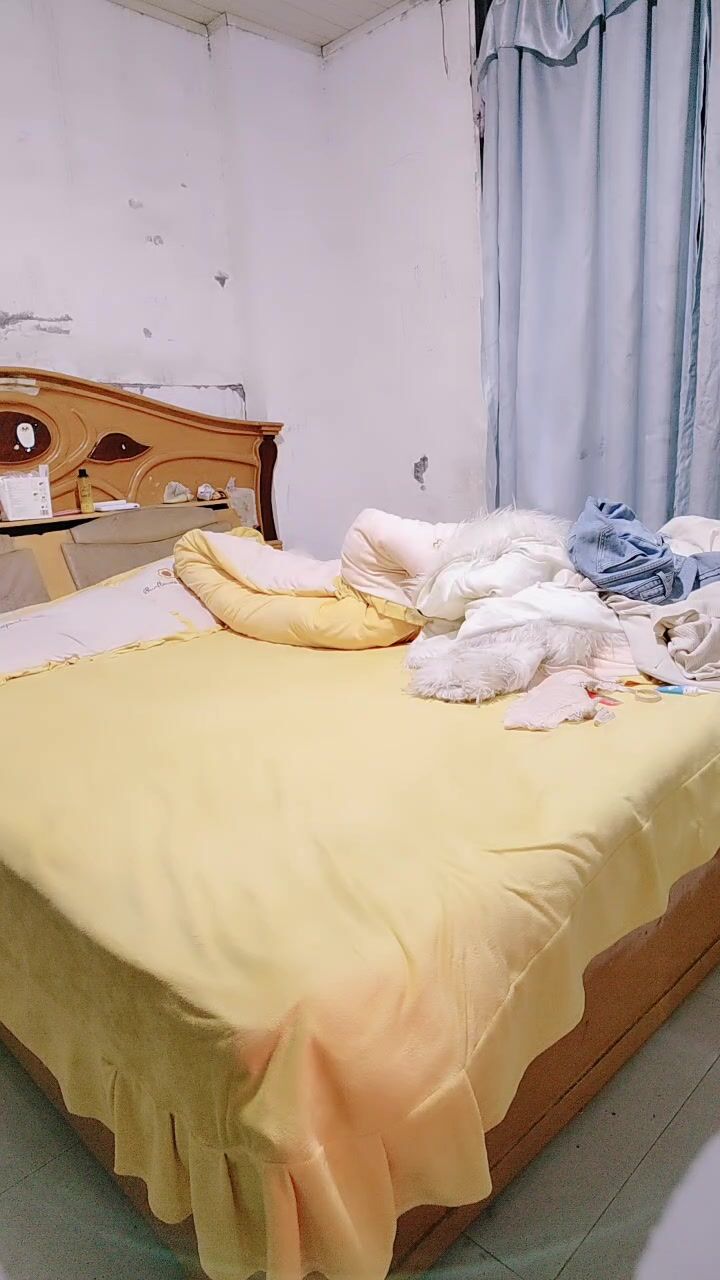 【颜值区清纯女神今日下海】 情趣内衣 ，珍珠内裤若隐若现 ，美女有点羞涩，小尺度玩诱惑 ，顶级美腿高跟鞋 ，极度诱惑