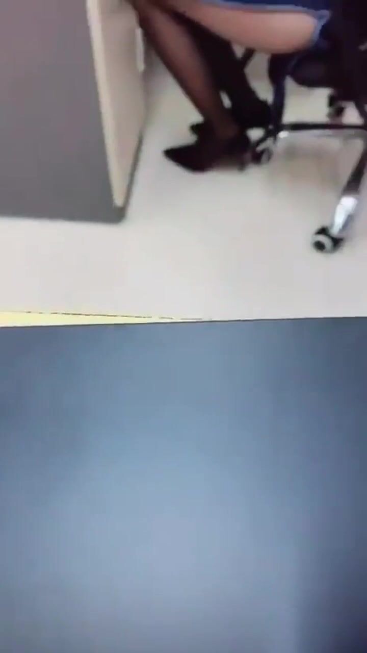 公司新来的美女上班时间被部门经理微信撩骚带去洽谈区厕所啪啪 不停有妹子上厕所 这黑丝旗袍大白屁屁超诱惑