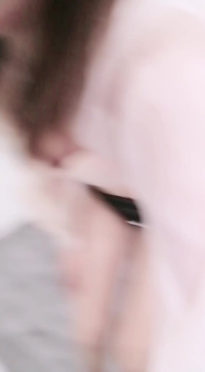 笑起来很甜的妹子，身材不错全裸自慰，撅起屁股展现一线天，特写漂亮的经典户型蝴蝶逼