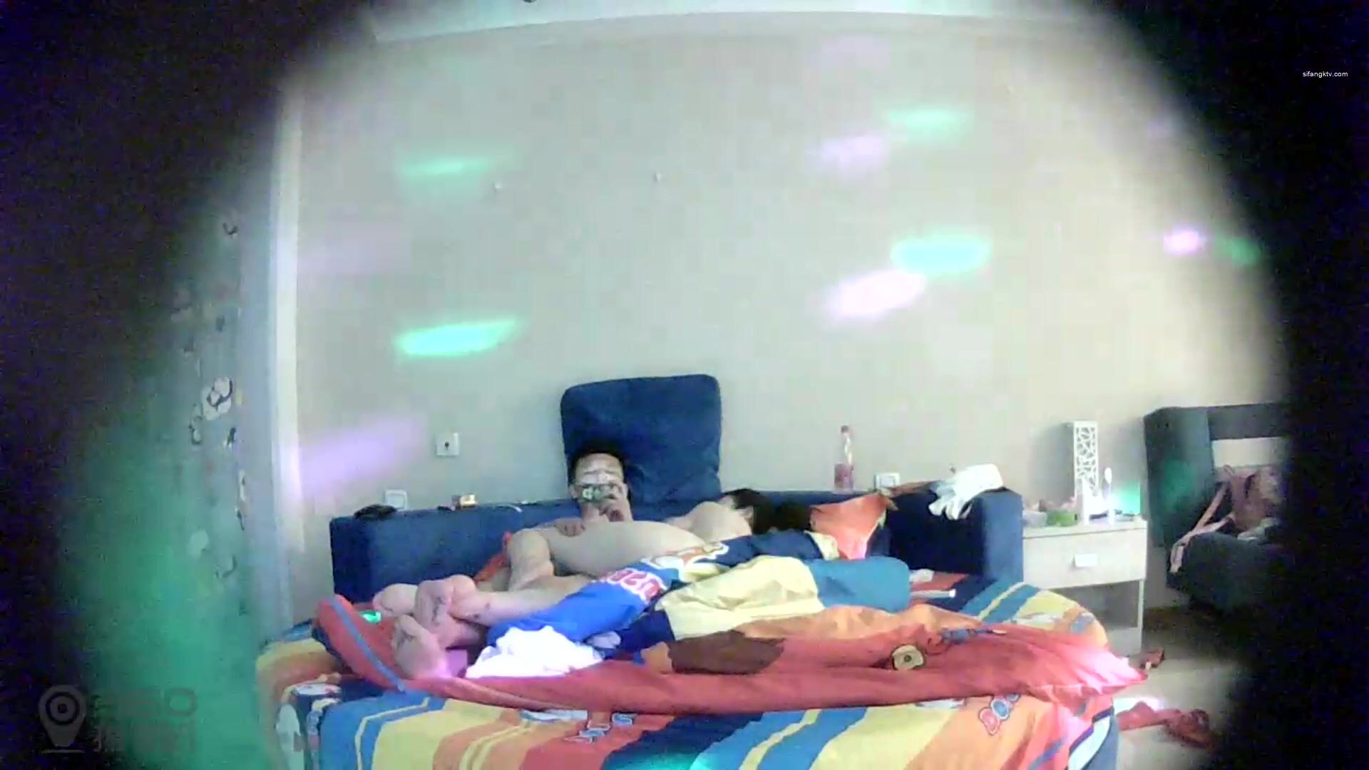 高画质偷拍高质量情侣酒店开房打炮，百里挑一的婴儿肥高颜值女生，丰满白皙的身材，男友的各种姿势深插入，干完累趴了