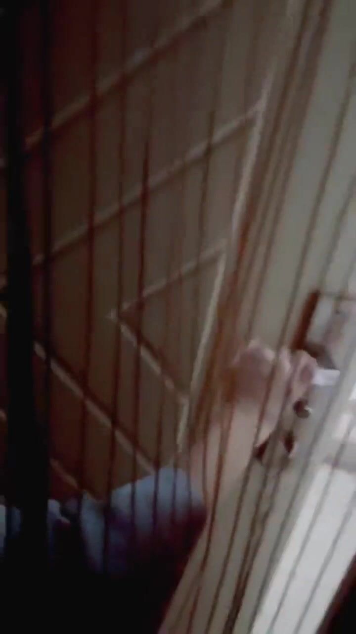 网友自拍浪臀中学女教师 喜欢操你吗 喜欢 操我小骚逼 你好厉害 平时教学压力大 下班就想找刺激非得要体验开着门被操