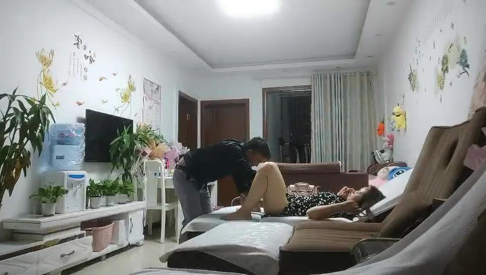 打麻将认识的良家人妻骚女，约过来操逼偷拍，很奔放掏出JB就吸，衣服也不脱正入 ，扶着大屁股后入爆操 ，射的太快满足不了