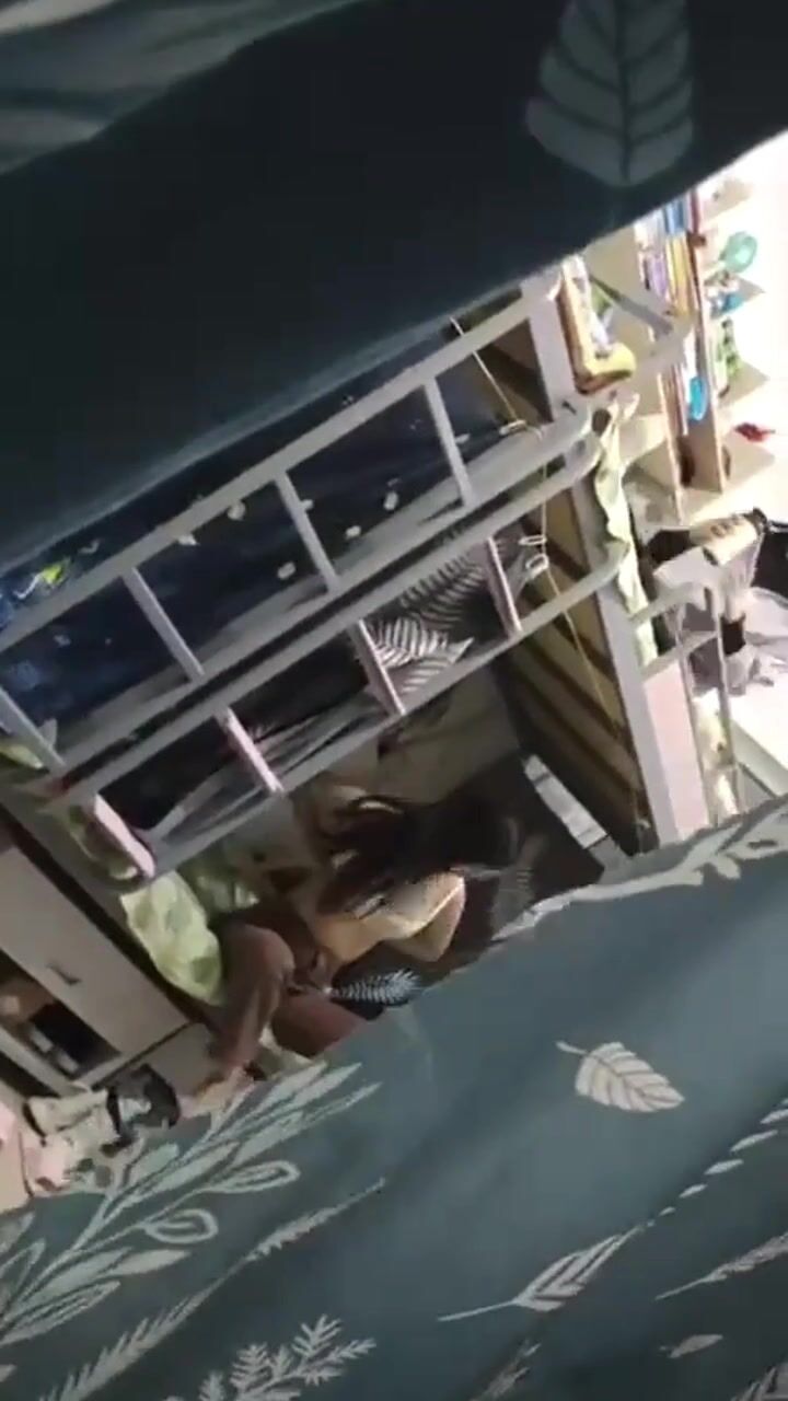 精品福利来了 坑爹妹子宿舍偷拍室友 这眼镜美眉的奶子是真的大啊 太刺激了