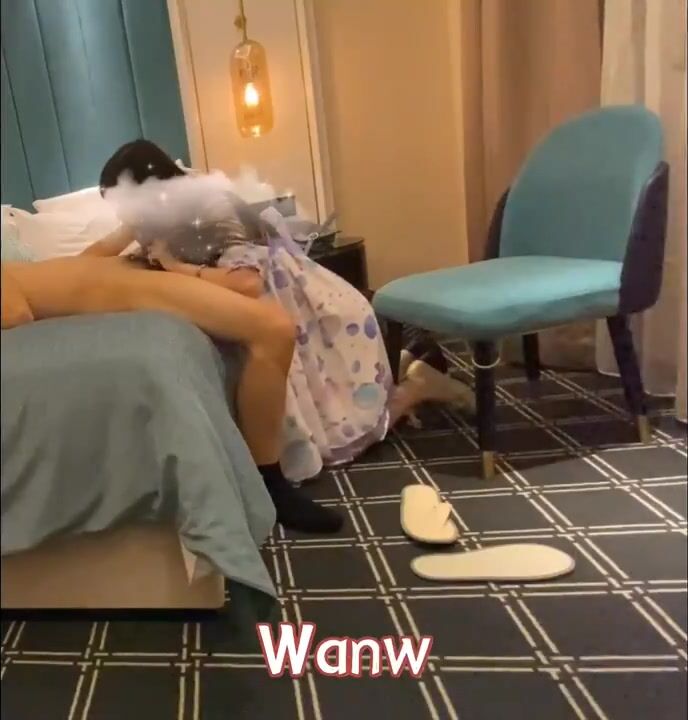 《极品萝莉精彩 曝光》推特清纯长腿二次元反差萌妹【WANW2002】爱露出COS装操场图书馆露逼天台楼道口交2