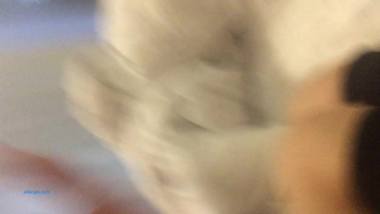 女孩：摁不要拍，我头发乱了，不给你拍。发情的小浪花，在床上完全放开了