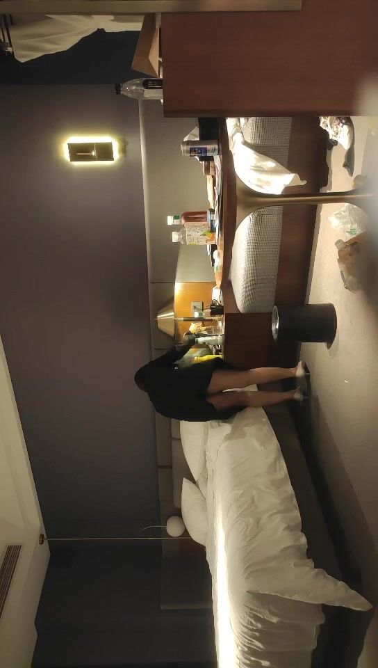 2022-3-29【胖子工作室】大圈高端模特，口活超级棒，跪地一顿操作，穿上白色网袜，洞好小打桩机操的好