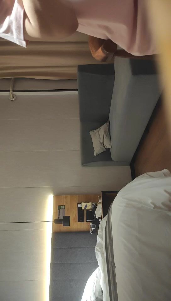 【無水印原版---新片速遞】2022.3.31，【胖子工作室】，外围女神场，甜美小姐姐被摔在床上，暴力抽查蹂躏