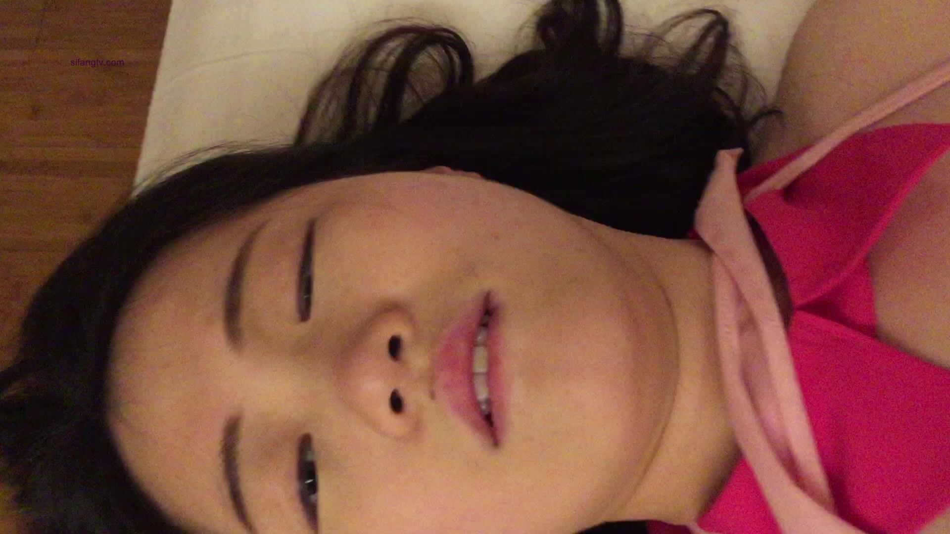 发情的小母狗，粉色内衣，躺在床上被操的眼神迷离，一直哼着呻吟