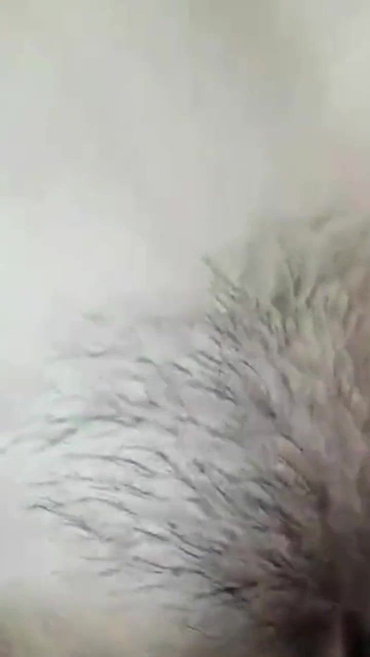 夫妻自拍 骚妻主动拿鸡鸡蹭逼往里塞 淫水超多 不停操操喷喷 全身抖动 骚叫不停 乳头因兴奋而坚硬