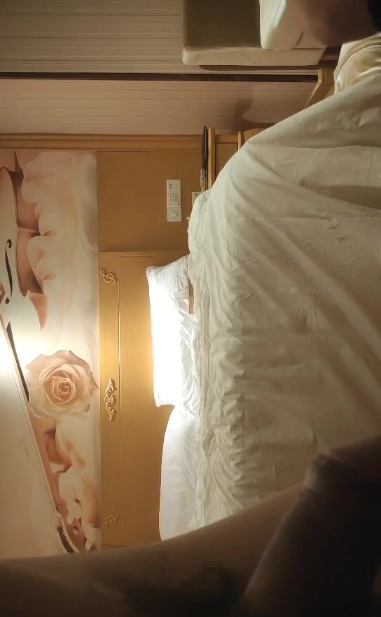 2022-4-1【胖子工作室】大圈高端，36E豪乳极品，继续第二炮，骚女被搞得5次高潮，骑乘后入爆操，搞得受不了