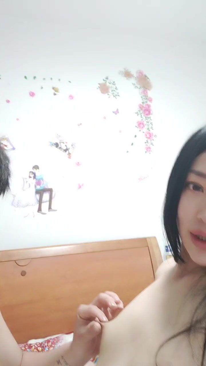 颜值不错的肉丝小少妇跟小哥激情啪啪，搂着小哥让小哥吃骚奶子，淫声荡语表情好骚，掰开小穴给狼友看特写