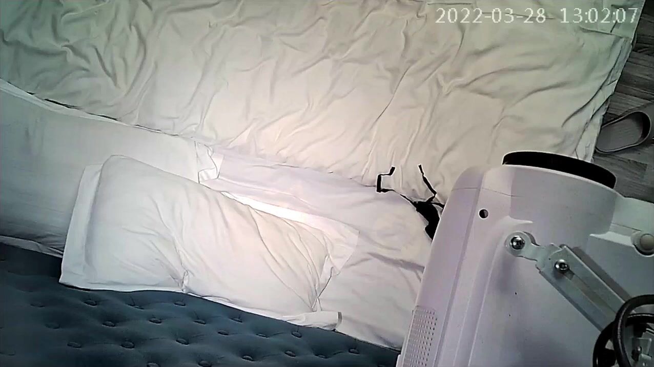 2022.03.28流出酒店摄像头超近视角偷拍 眼镜男中午约炮女同事，一边侧入一边和客户手机聊业务对白清