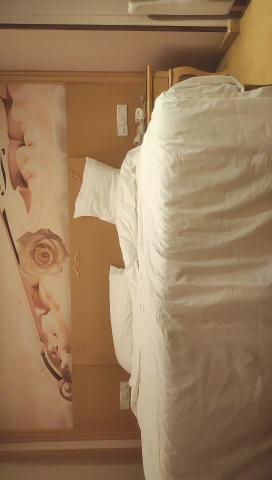 【無水印原版--新片速遞】2022.4.2【胖子工作室】顶级高端外围，甜美漂亮女神，3000一炮，舔逼暴插，激情无限