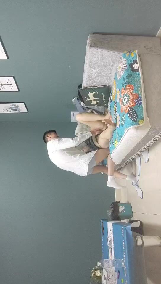 【無水印原版--新片速遞】2022.4.2，【小狐狸娱乐】，精品人妻深夜相约，聊天调情共度春宵，沙发插穴高潮不断