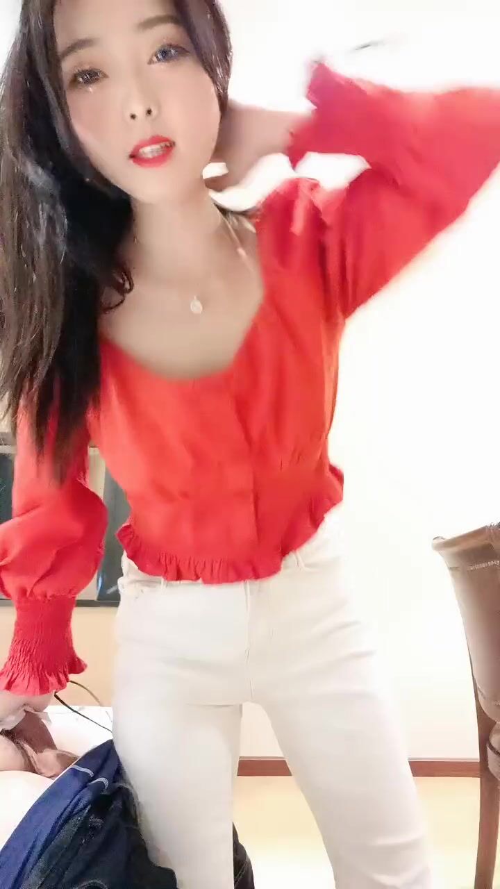 勾搭粉丝：等一下啊，你别以为我漏了个胸你就急了，我喜欢一堆人玩，你先把你兄弟叫来，撩人高手，3P，潮喷