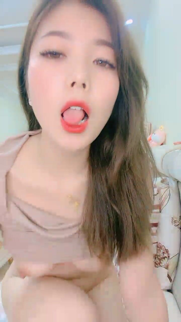 【颜值女神卫生间自慰】蓝色假屌地上骑坐，无毛骚穴，表情一脸淫荡，水声哗哗浪叫，双指扣入极品美腿