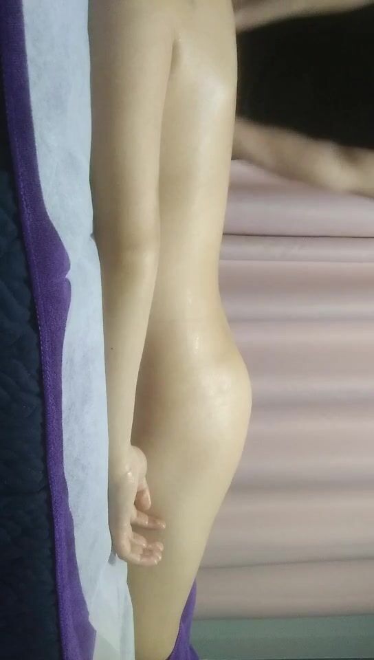 2022-4-7【专业男技师】SPA养生馆，骚女全身精油按摩，镜头特写手指扣穴，水声哗哗浪叫，按摩床上来一发