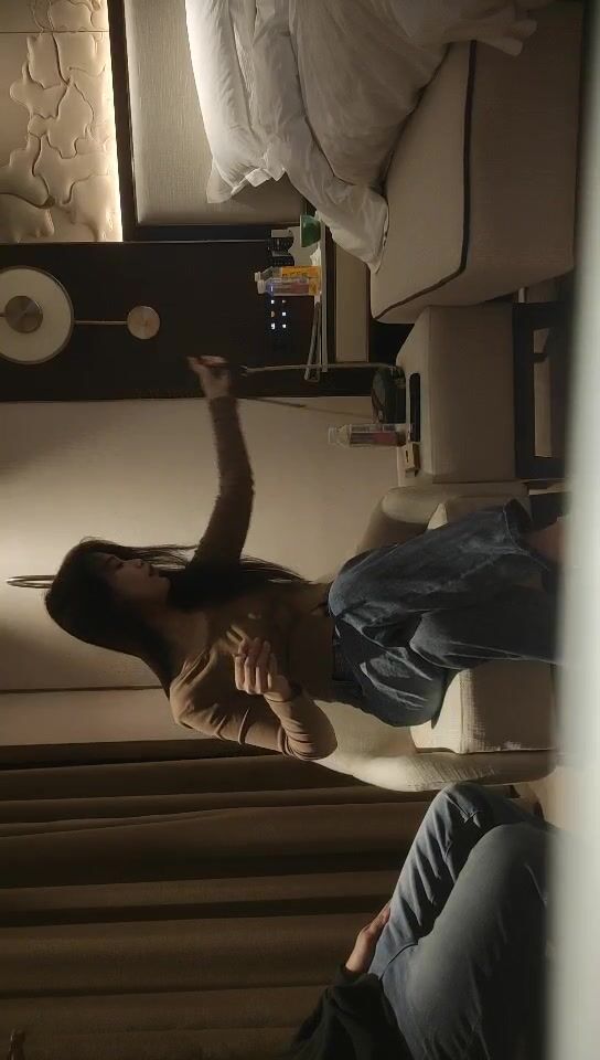 2022-4-8【挣钱买奥迪水泥】大圈高端，大长腿甜美靓女，你骚不骚，骑乘掰开屁股就是操，搞得骚女直浪叫