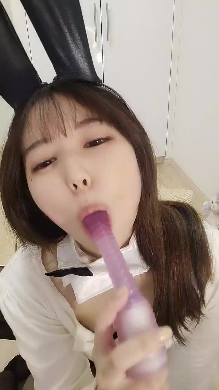 日本AV女优进军国产直播平台捞金，兔耳朵兔牙超级可爱道具自慰
