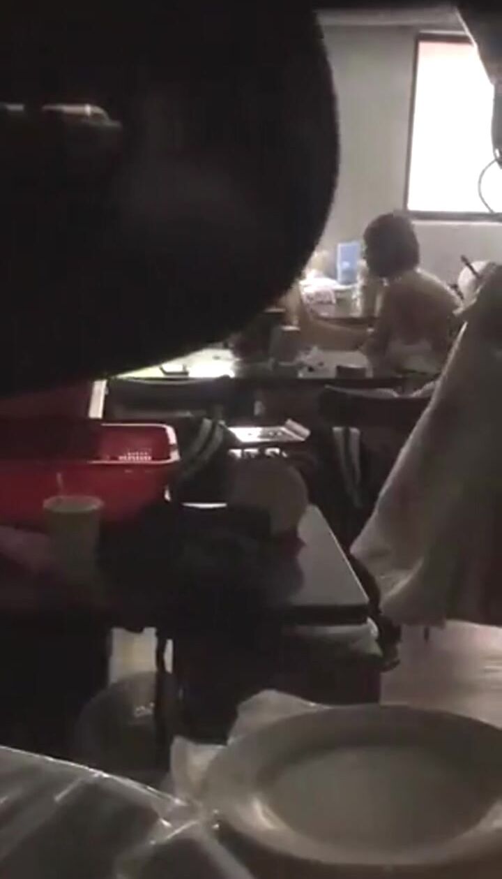 偷窥小饭店小夫妻在店里啪啪 这兄弟胆子也大 大白天趴着卷闸门缝隙偷窥