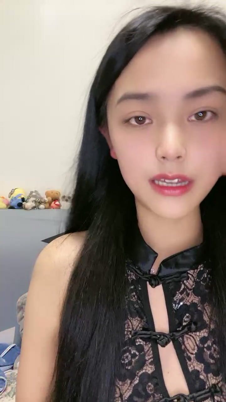 第一次搞黄的清澈女神-七七 _看不清吗，等一下我有点紧张， 我感觉好尴尬啊，哎呀我不想开了。边揉小穴边羞涩的淫笑