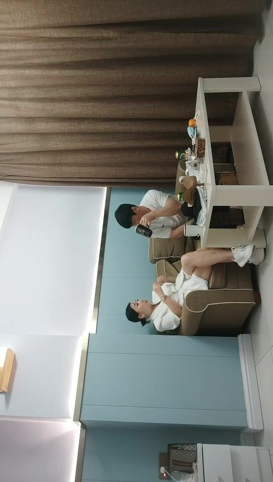 2022-4-11【爱情丶故事】网聊良家人妻，约过来操逼，白色西装御姐，舌吻掏出奶子吸吮，扶着大屁股后入