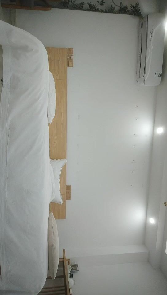 【無水印---新片速遞】2022.4.10，【哥现在只是个传说】，大圈外围，24岁安徽小姐姐，大长腿，肤白貌美