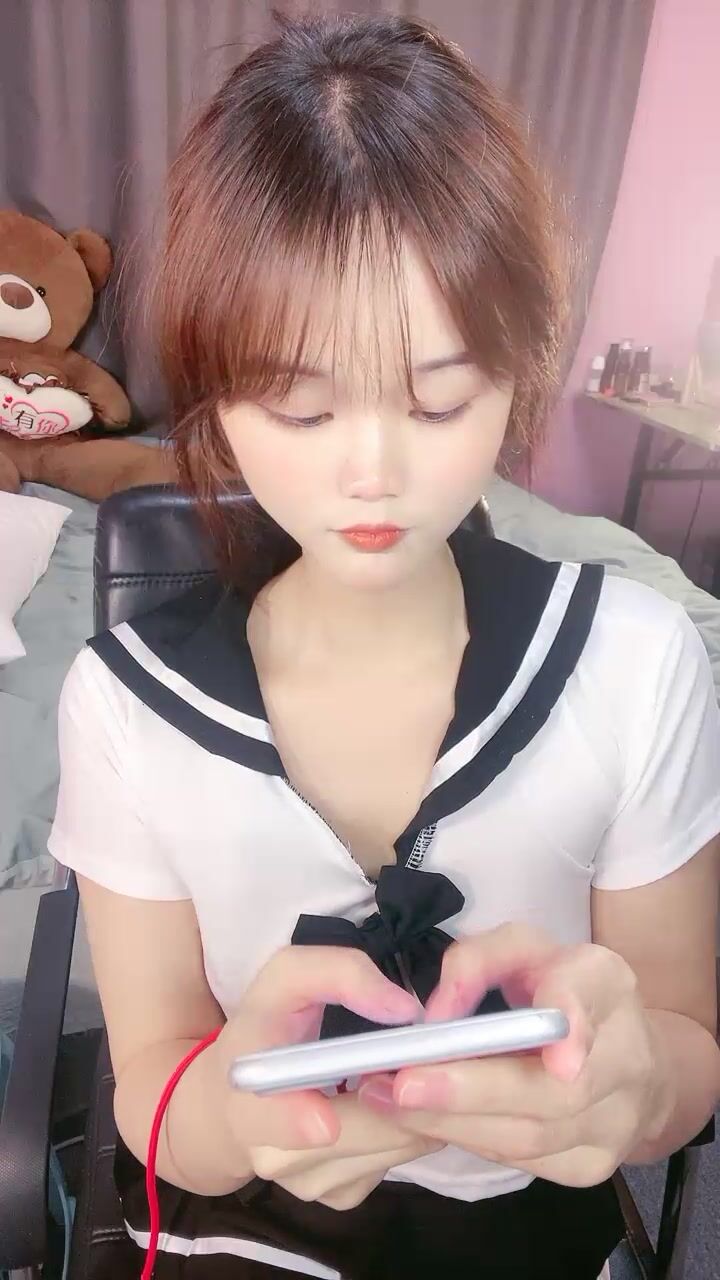 【卡哇伊03年娇小萝莉】和男友激情操逼，情趣制服一脸呆萌，扶着屌吸吮，骑上来抱着屁股操，爽的直浪叫