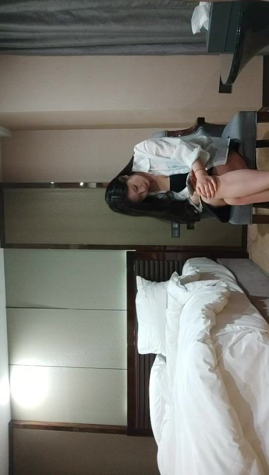 2022-4-11【冒险王探花】肉感大奶骚女，白色丝袜掏屌吸吮，手指扣入肥穴，上位骑坐，扶着大屁股后入