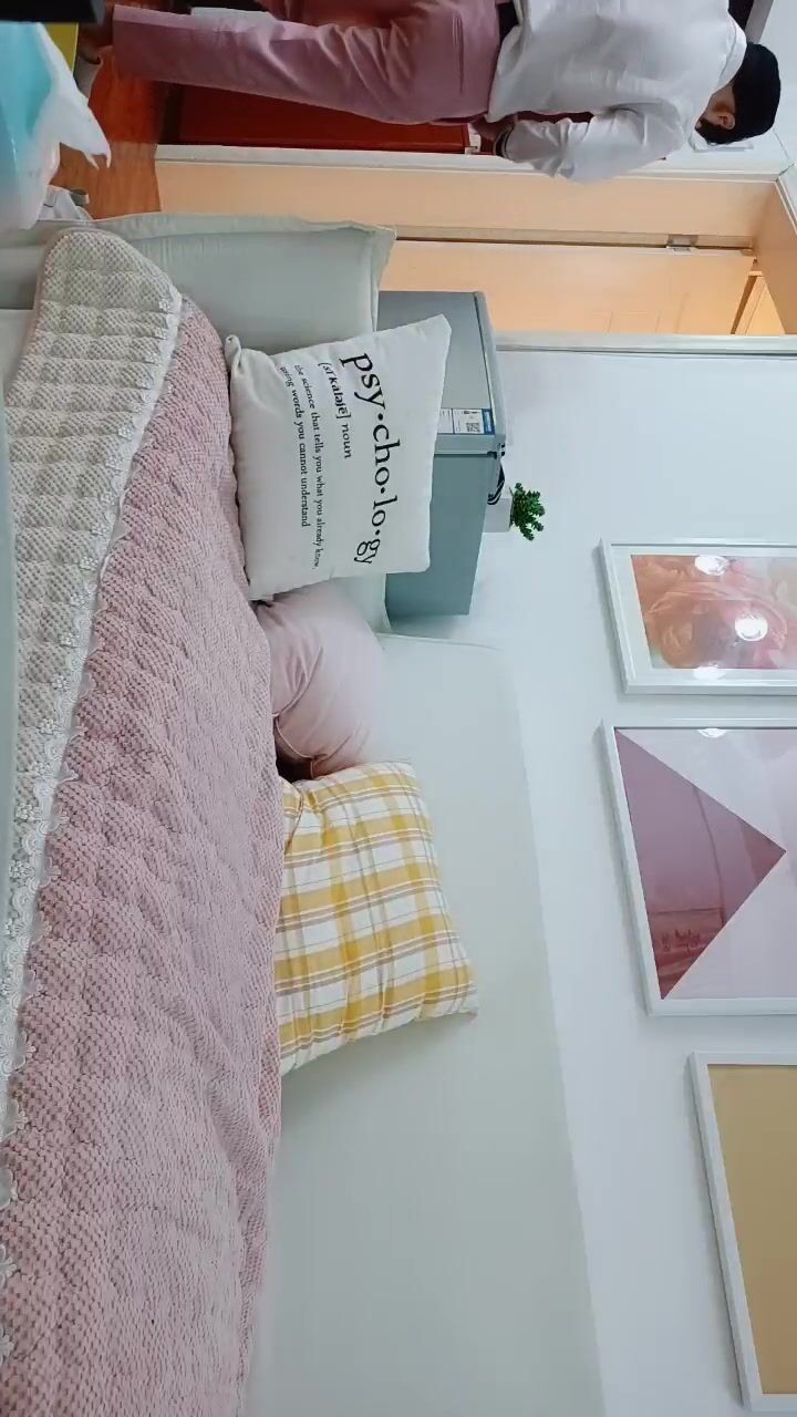 2022-4-11【每日梦想家】大红唇良家小骚货，伸进内裤摸穴，超级视角拍摄，舔骚逼叫的大声，抱着骑乘猛插