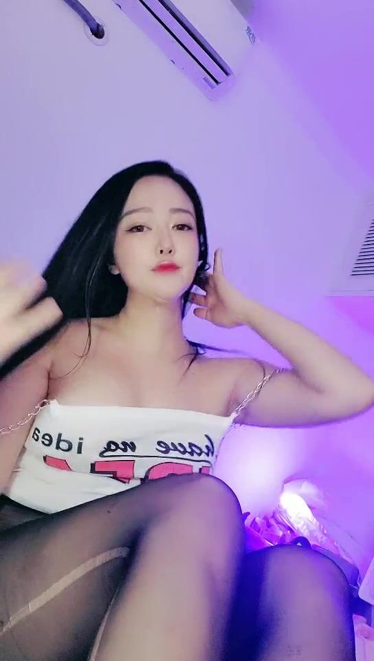 露脸黑丝御姐一个人精彩大秀直播，大奶肥逼水又多，金牌主播的诱惑AV棒摩擦骚穴道具抽插，浪叫呻吟不止