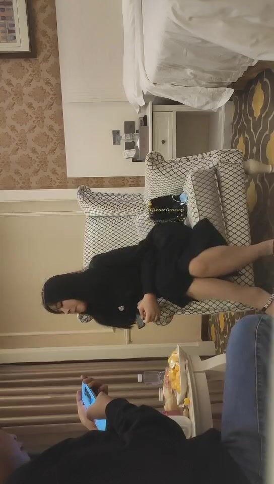 2022-4-13【人生无常大肠包小肠】脸蛋不错骚御姐，穿上肉丝撕裆，扛起双腿抽插，骑乘打桩机操的啪啪响