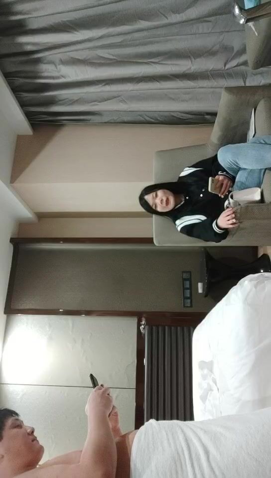 2022-4-15【冒险王探长】约操巨乳骚女，一线天肥穴，手指揉搓扣弄，扛起双腿爆插，大力撞击猛顶