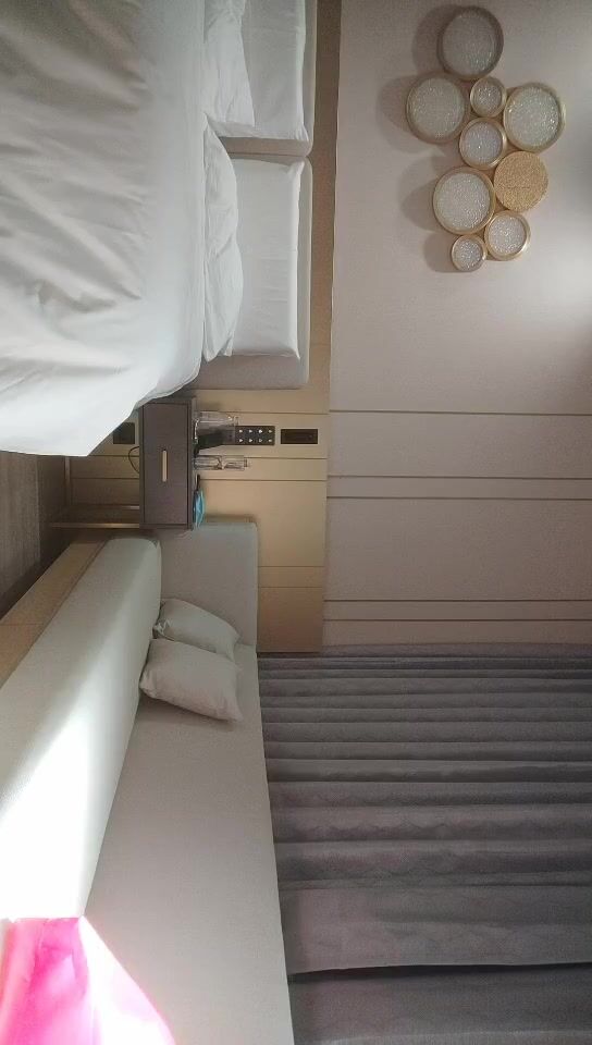 2022-4-15【哥现在只是个传说】高端极品，甜美型大奶小姐姐，埋头吸吮大屌，后入大屁股，脸对着镜头