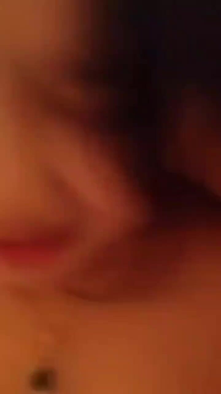 这大奶少妇 被操的奶子都快甩飞了 看骚表情就知道爽的不要不要的 到最后才想起来说不能拍抢手机