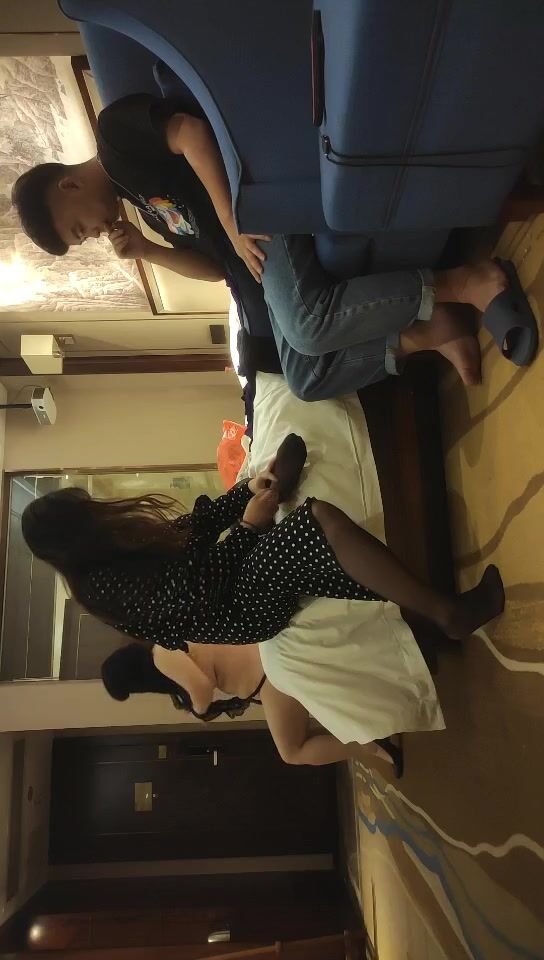 2022-4-21【开车别玩手机】约两骚熟女双飞，吃药加持激情爆操，肉感大屁股骑坐，打桩机持续猛操