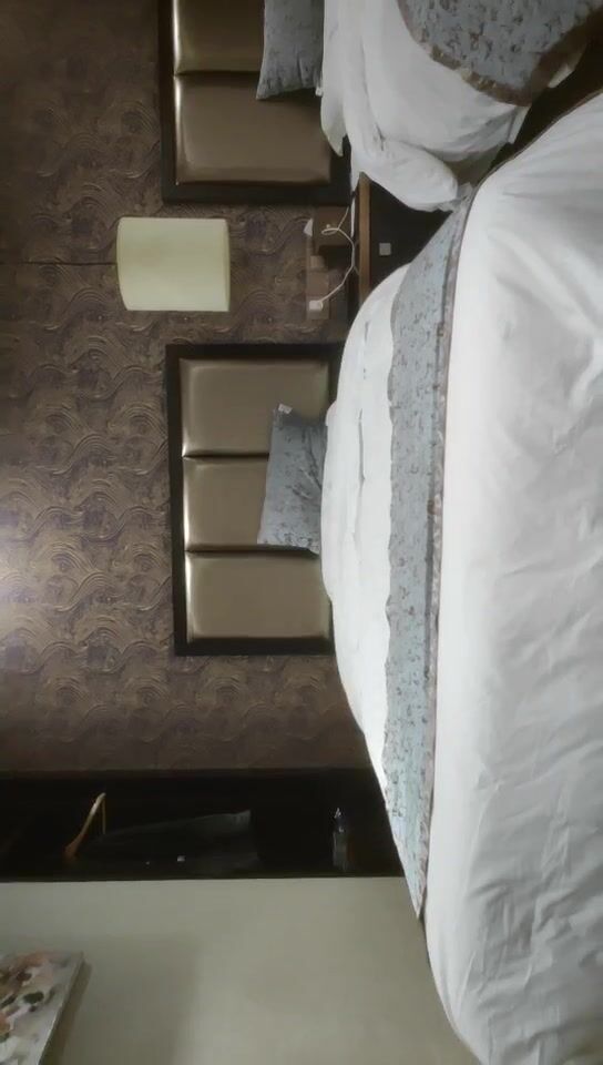 2022-4-21【人民勤务员】风骚长发少妇，超近视角舔屌，张开双腿磨蹭骚穴，太紧张硬不起来，操逼失败