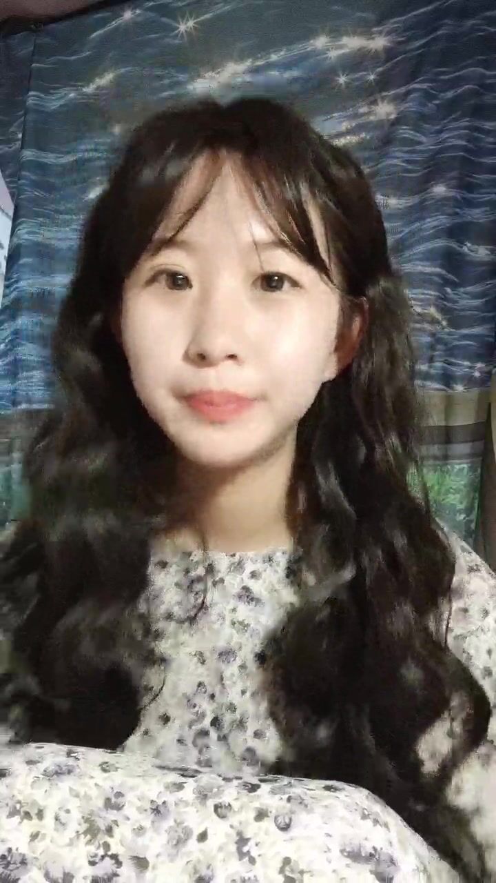 【無水印原版---新片速遞】2022.4.22，【云南大一清纯学生妹】，现在都找到了赚钱新方式，宿舍自慰，极品少女胴体