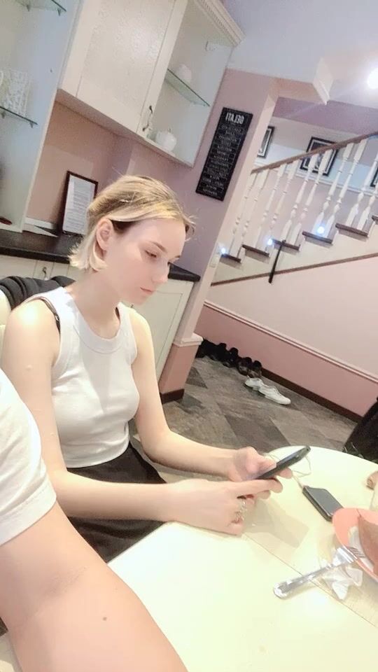 【無水印原版-新片速遞】2022.4.22，【大王叫我来巡她】，小伙在国外过上了帝王般的生活，极品19岁，小仙女粉嘟嘟