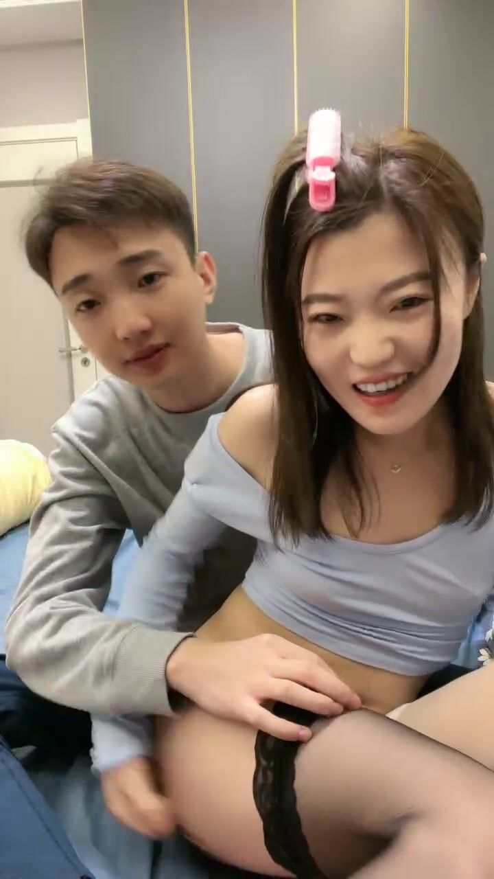 淫荡情侣露脸激情啪啪给狼友看，黑丝情趣抠逼吃奶69口交，无套爆草抽插多体位蹂躏这女的好骚让小哥直接射嘴