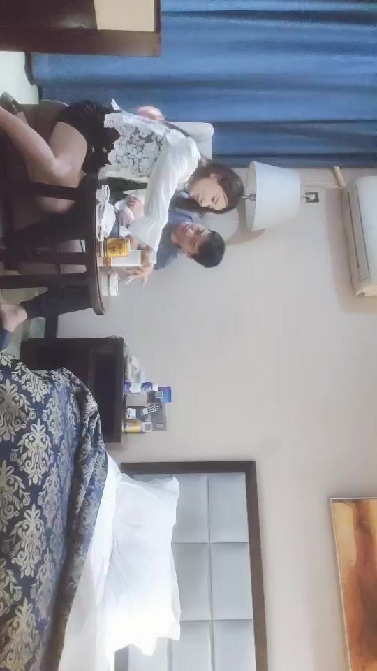 2022-4-27【挣钱娶媳妇】气质型西装御姐，大奶翘起臀，换上黑丝操逼，翘起屁股一下下猛顶，搞得浪叫