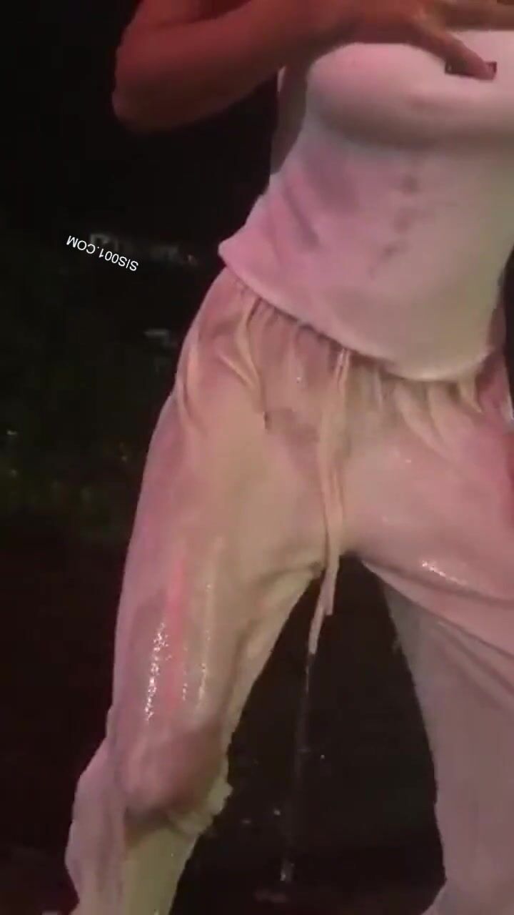 太脏了 你TM没穿内裤 别瞎说 是黑色的 黑个毛 转过来 美女湿透了衣服凸现性感的曲线 不知闹的哪出