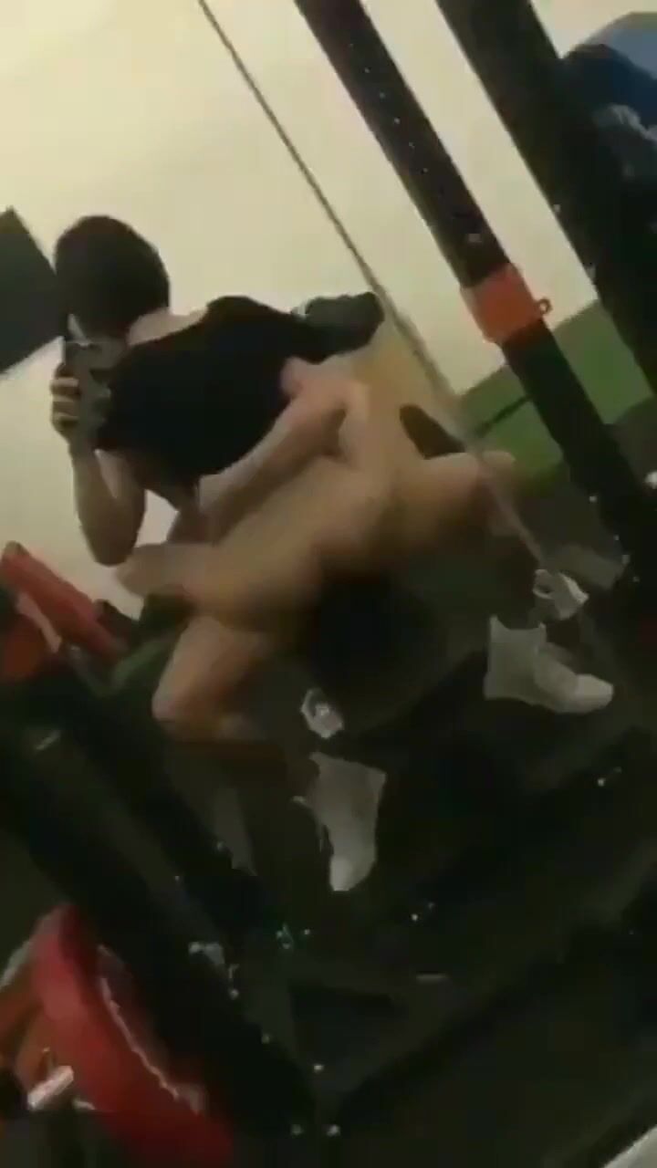 健身房那点事 教练说这是我练腹肌最好的方法 顺便还可以帮他练练鸡肉