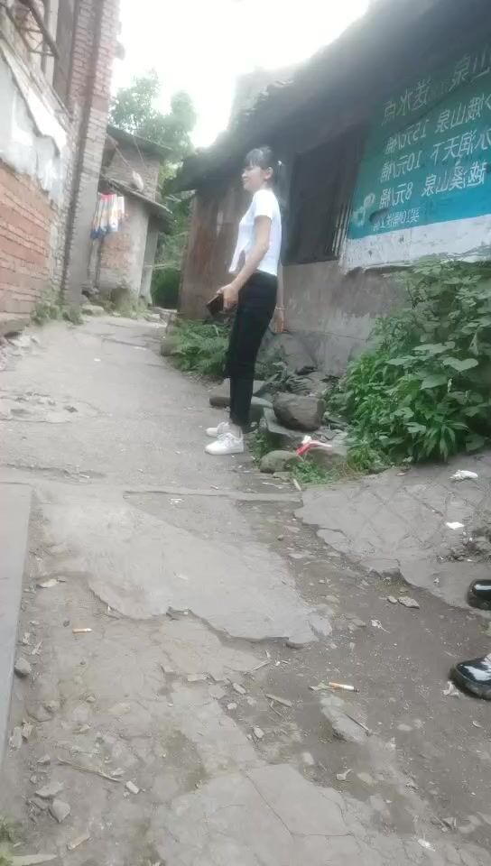 【無水印原版--新片速遞】2022.4.27【持有无套内射执照】，街头几十个妹子，现场偷拍，黑衣嫩妹一线天站着操1