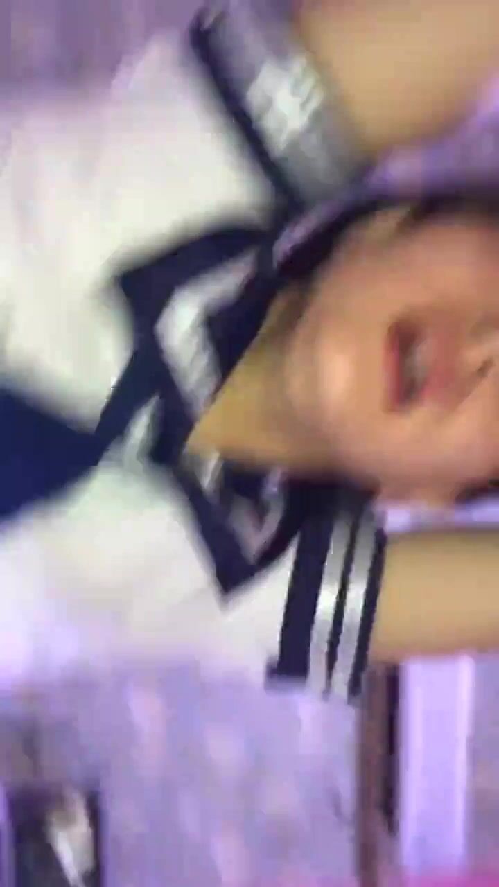 小女友上位啪啪 玩得挺开 让女友穿着JK服 双手吊着上位骑乘