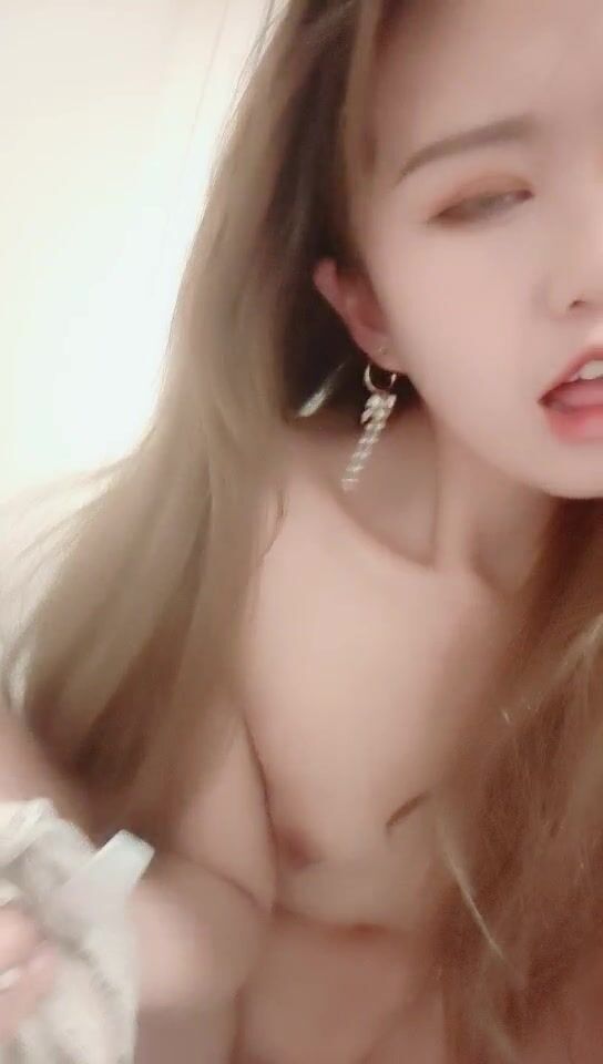 颜值网红脸女神露脸琅琊榜自慰，手上戴套拳交，大黑牛自慰