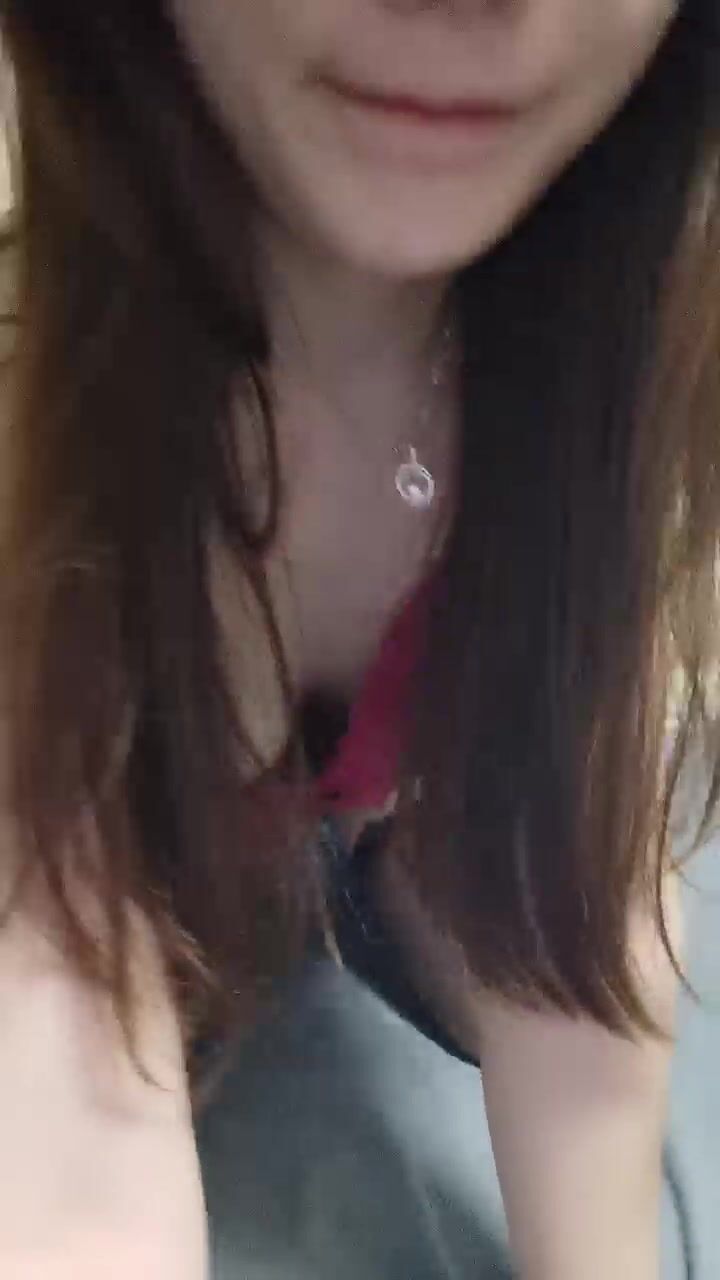 长发眼镜御姐黑丝网袜红色吊带睡衣，喜欢玩道具，茄子，大黑牛自慰刺激阴蒂